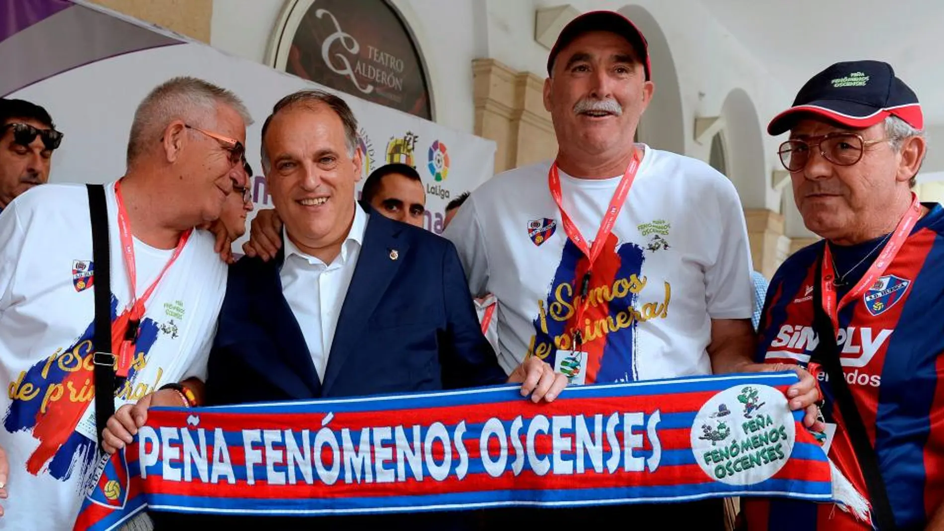 El presidente de la Liga de Fútbol profesional, Javier Tebas, con varios peñistas