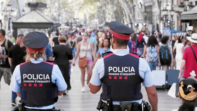 Imagen de los Mossos d'Esquadra paseando por Las Ramblas