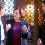 Ada Colau entre Joan Subirats que debe aclarar el futuro de la biblioteca provincial y Lluís Gömez que asume Empresa en plena crisis política