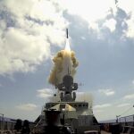 Imagen facilitada por el Ministerio Ruso de Defensa del lanzamiento de un misil «Calibre» desde un buque de la armada en el Mediterráneo