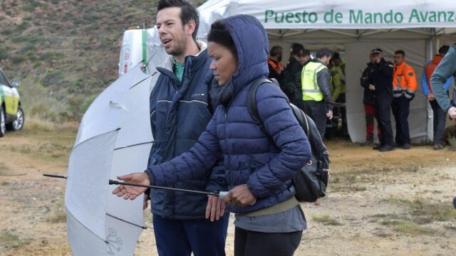 Ana Julia, con el padre de Gabriel, durante la búsqueda del menor