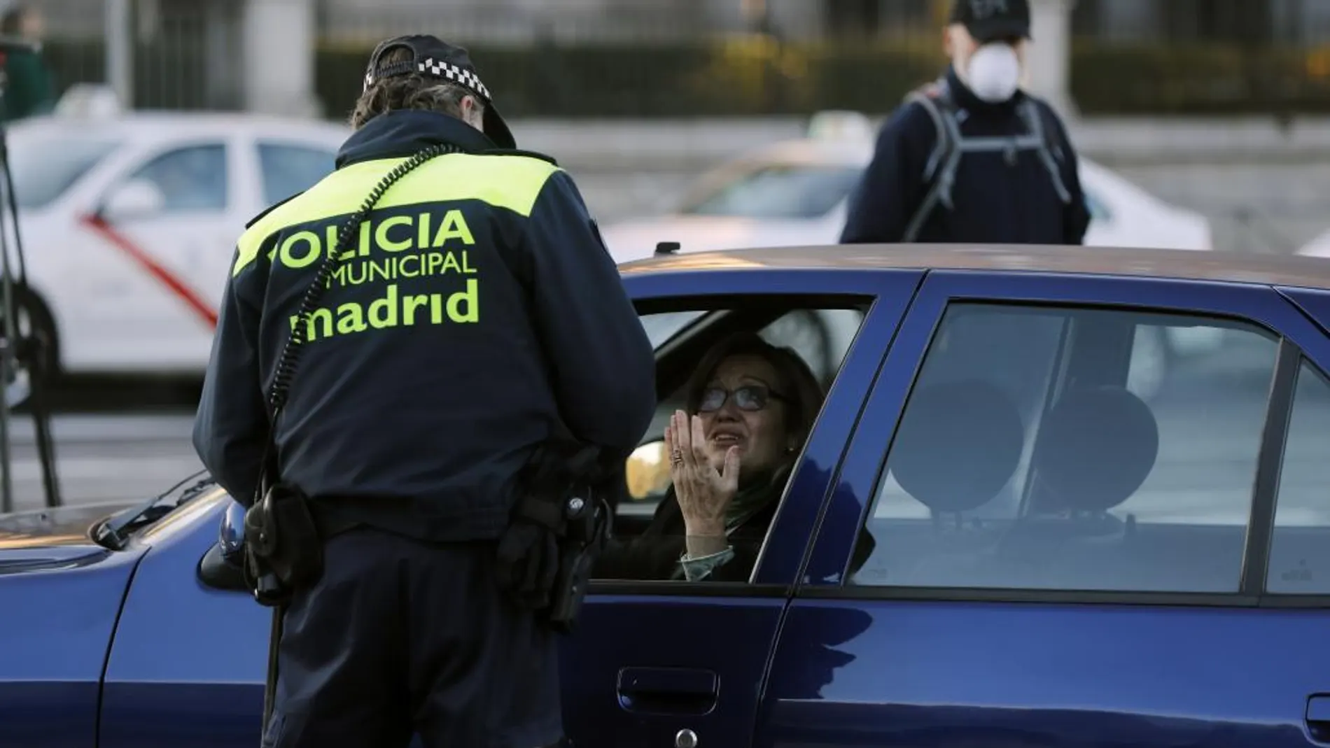 En la imagen, uno de los controles policiales que controla el tránsito de vehículos a la entrada de Madrid a la altura de Moncloa