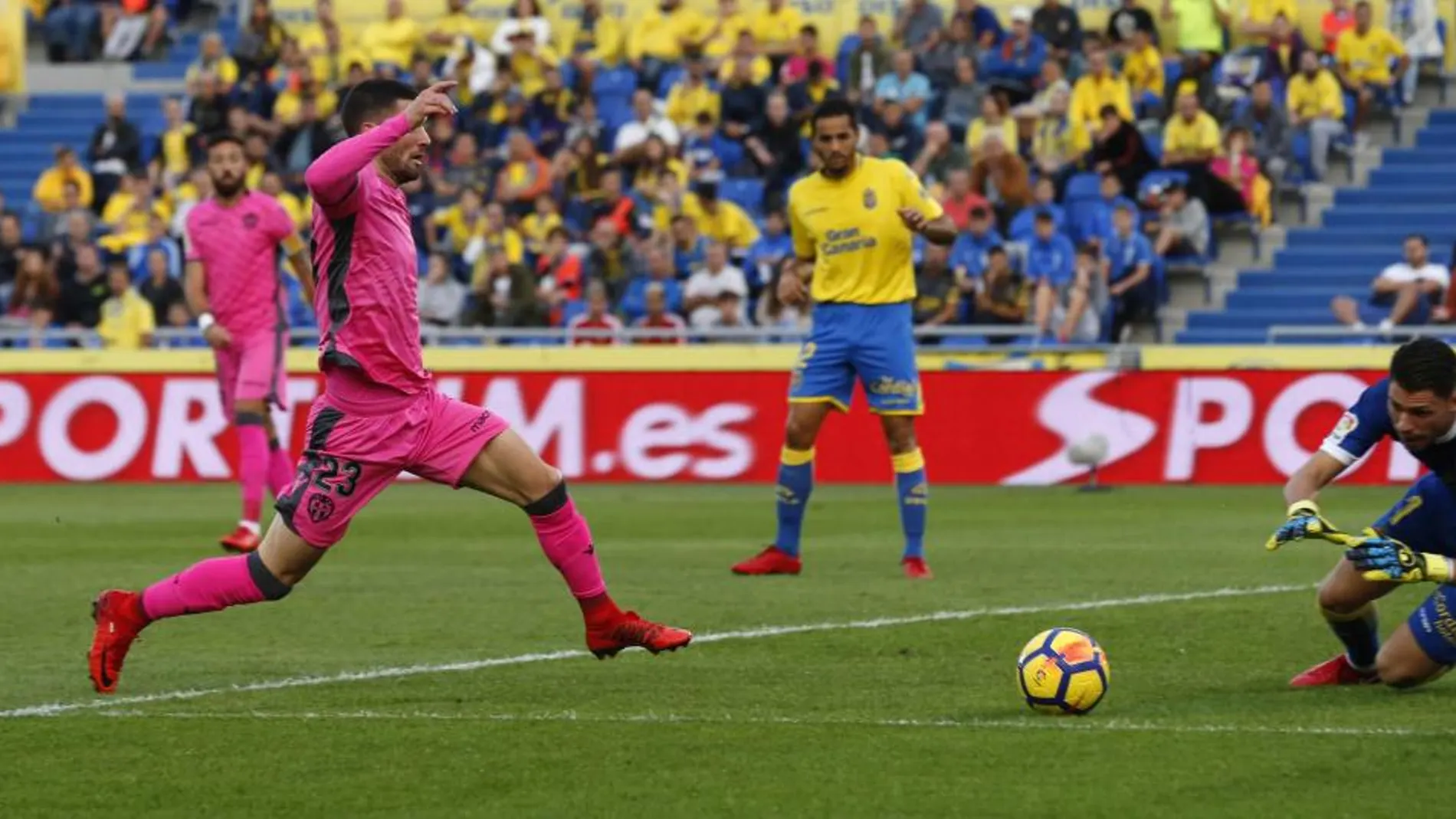 El portero de la UD Las Palmas Raúl Lizoaín se dispone a detener un balón ante Jason (i), del Levante