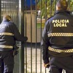 Los agentes tienen que pasar por la mañana y por la noche a abrir y cerrar pistas deportivas y locales sociales