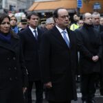 Francois Hollande, junto a la alcaldesa de París, Anne Hidalgo (L)