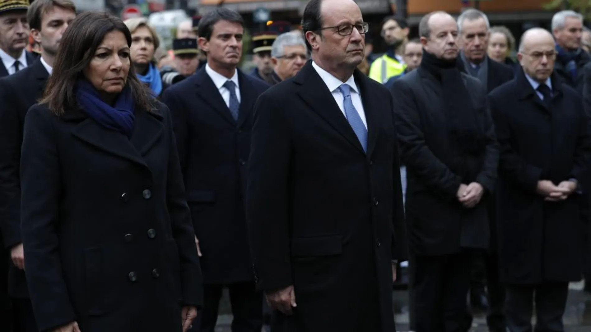 Francois Hollande, junto a la alcaldesa de París, Anne Hidalgo (L)