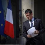 El primer ministro francés, Manuel Valls, se dispone a comparecer ante los medios al término del consejo de seguridad y de defensa