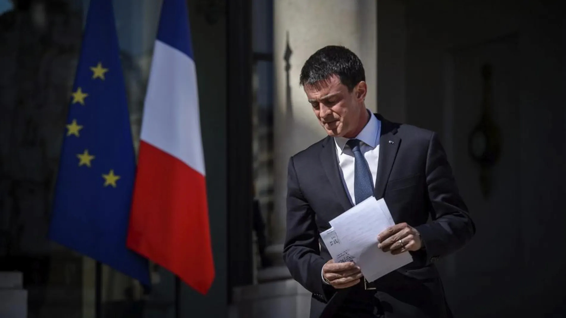 El primer ministro francés, Manuel Valls, se dispone a comparecer ante los medios al término del consejo de seguridad y de defensa