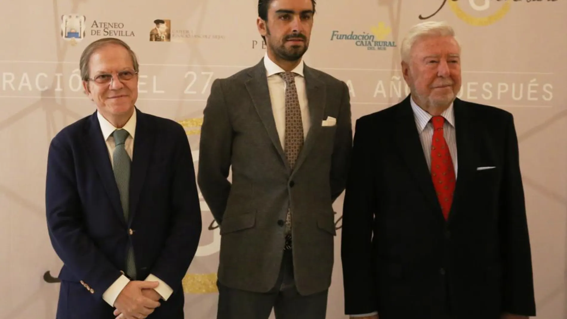 Miguel Ángel Perera, entre el presidente del Ateneo, Alberto Pérez Calero (i), y el de la Fundación Caja Rural del Sur, José Luis García-Palacios