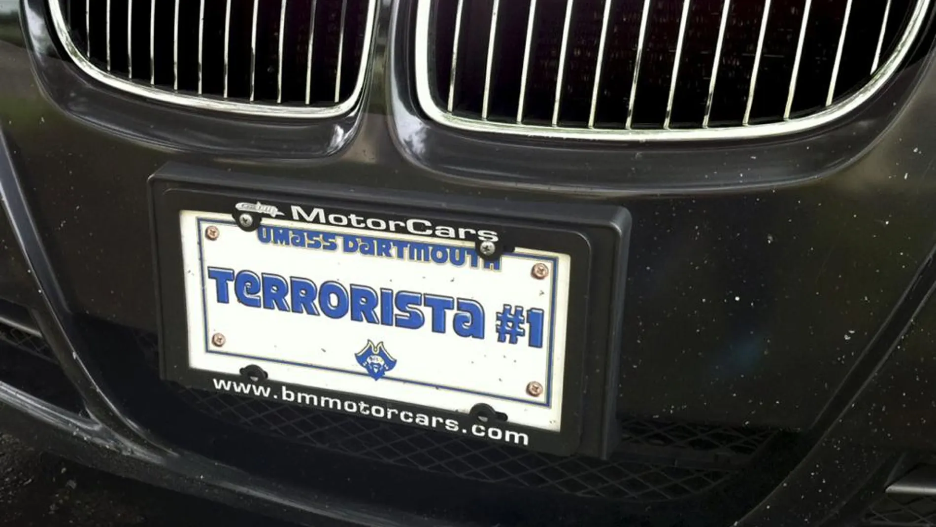 Matrícula del BMW de Dias Kadyrbayev, en el que se lee la palabra Terrorista