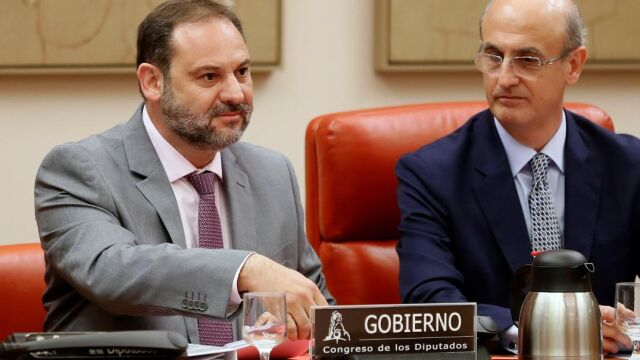 El ministro de Fomento, José Luis Ábalos, antes de su comparecencia ante la Comisión de Fomento del Congreso