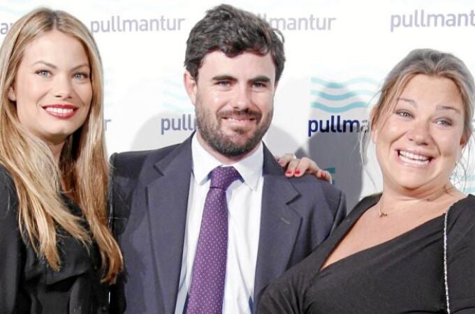 Carla Goyanes junto a su hermana, Caritina, y el marido de ésta, Antonio Matos, en la fiesta de Pullmantur