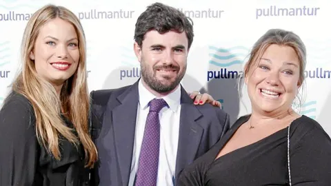 Carla Goyanes junto a su hermana, Caritina, y el marido de ésta, Antonio Matos, en la fiesta de Pullmantur
