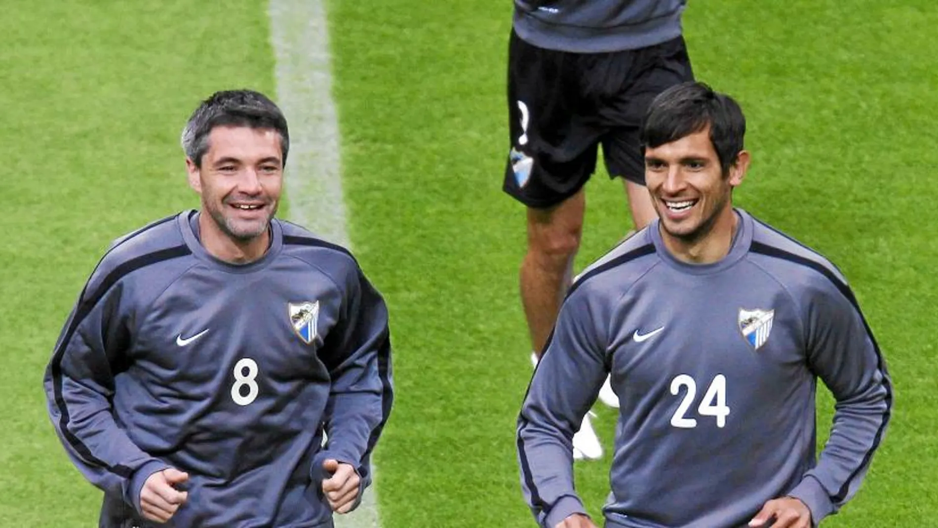 El francés Toulalan y Roque Santa Cruz sonríen en la suave sesión de entrenamiento que el equipo realizó en el Westfalenstadion