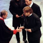 El cantante George Michael junto a Elton John y su compañero David Furnish (C), durante el funeral de Diana de Gales