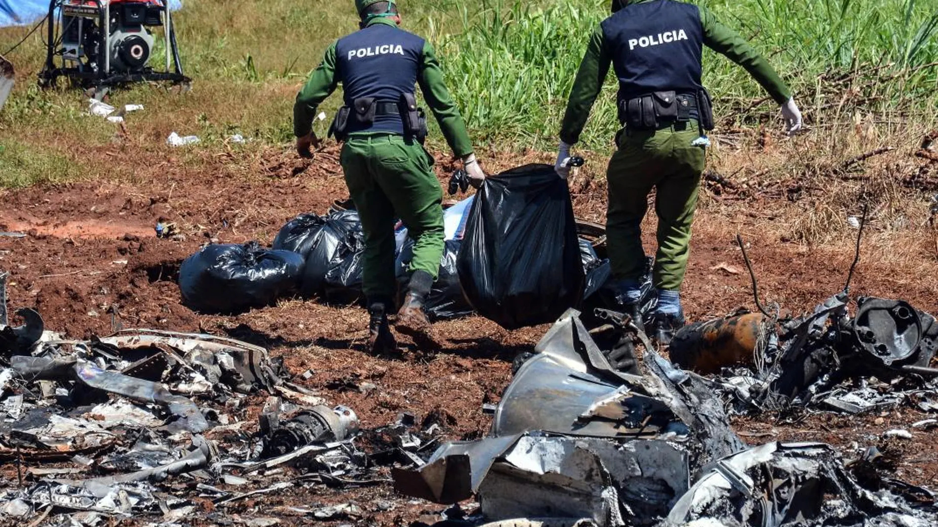 Personal cubano trabaja entre los escombros del avión accidentado el pasado viernes, en La Habana / Efe