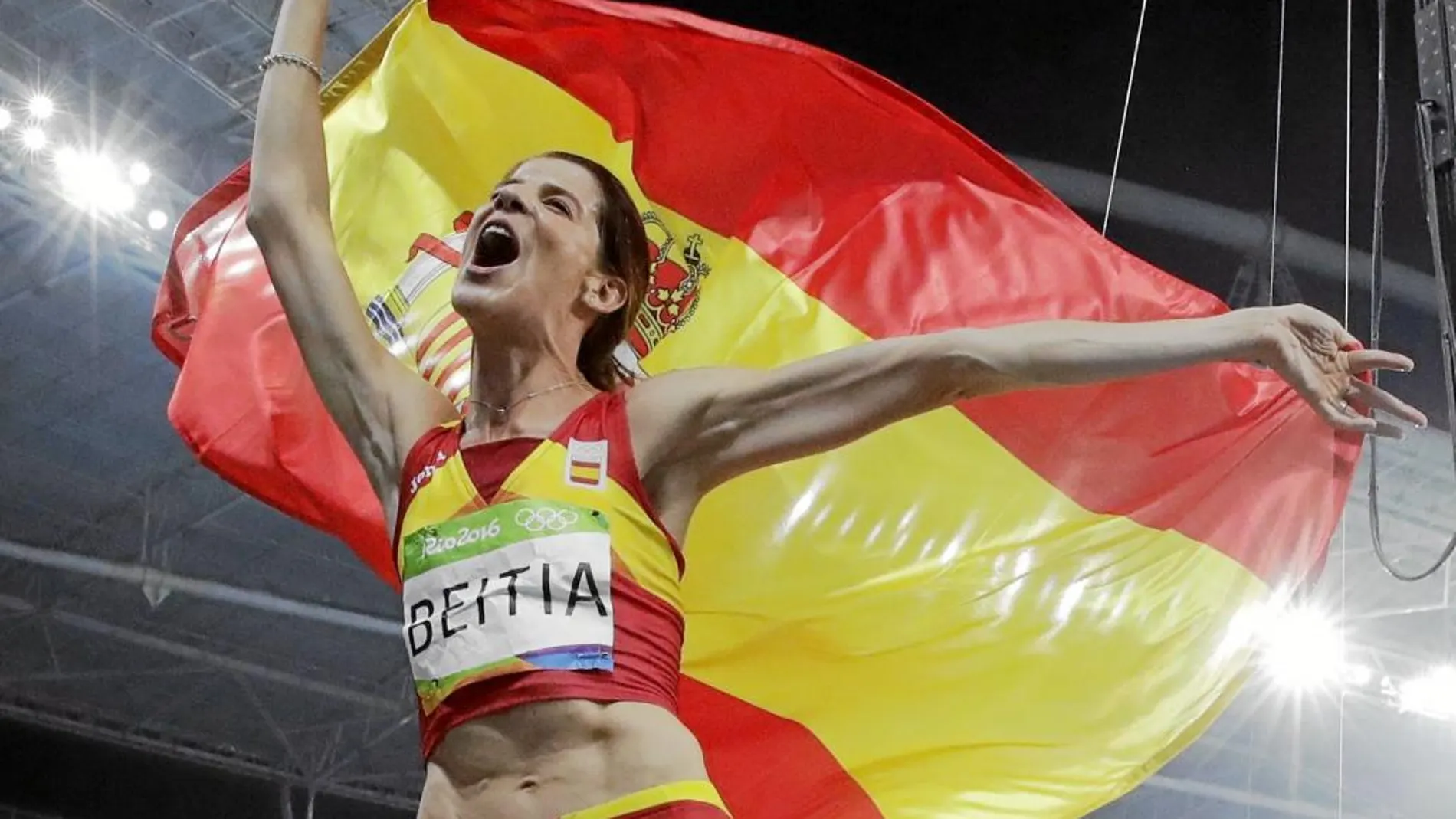 Ruth Beitia muestra su alegría tras lograr el oro olímpico