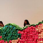 Varios visitantes observan la obra del artista Antoni Miralda '' Breadline'' en el Museo de Arte Contemporáneo de Barcelona que recupera en la exposición "Miralda Madeinusa"