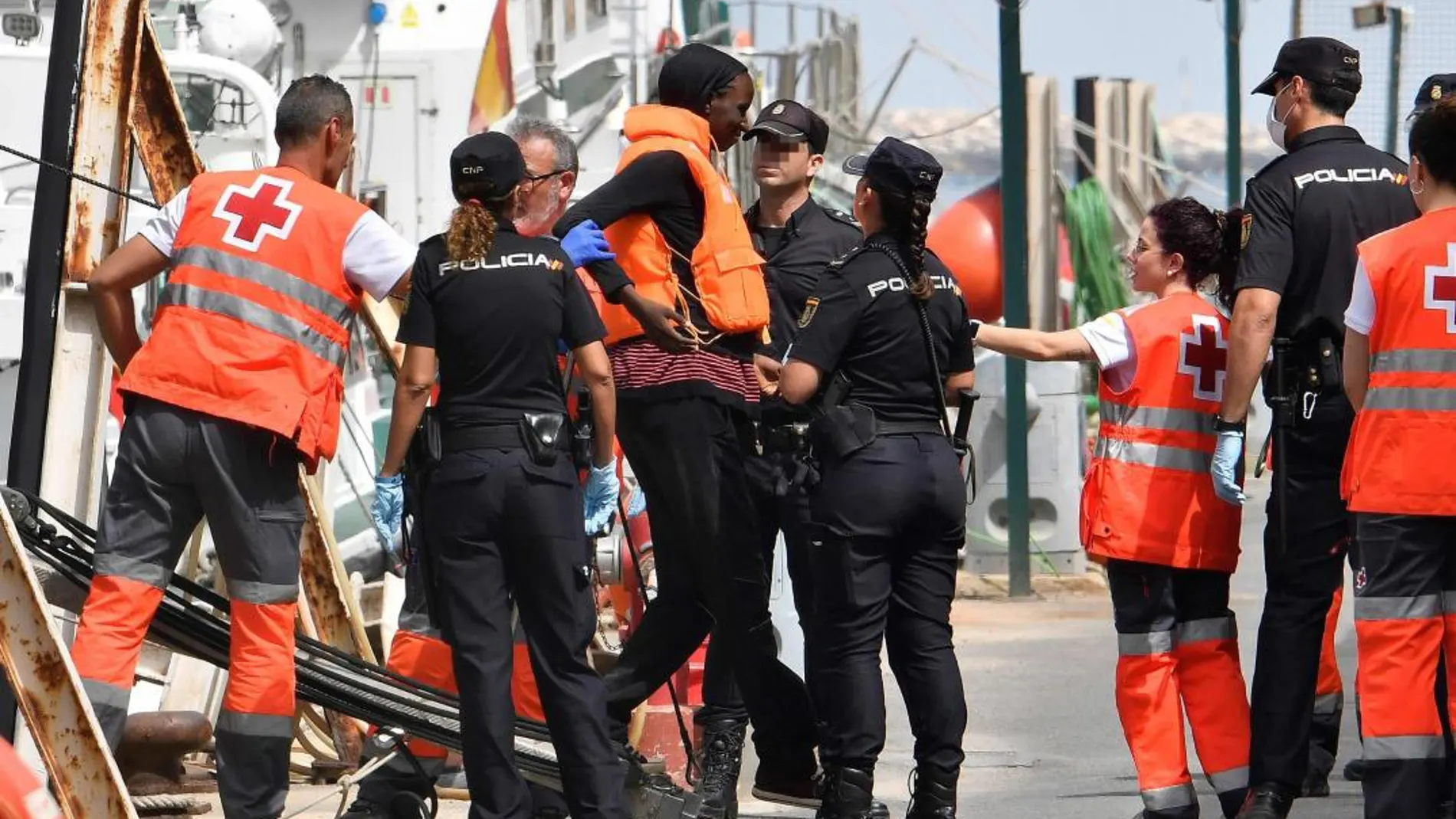 La llegada de inmigrantes al puerto de Almería es incesante (Foto: Efe)