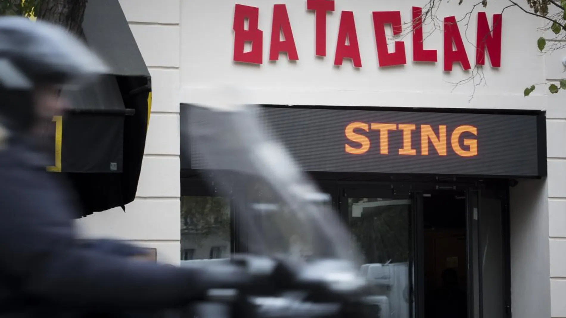 Un motorista pasa junto a la sala de conciertos Bataclan, donde los terroristas mataron hace un año a 90 personas.