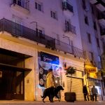 Edificio de la Calle Marina de Huelva donde fue detenida una mujer después de que, durante una discusión con su ex pareja, arrojara a un perro por la ventana de un quinto piso a un patio interior, causándole la muerte / Foto: Efe