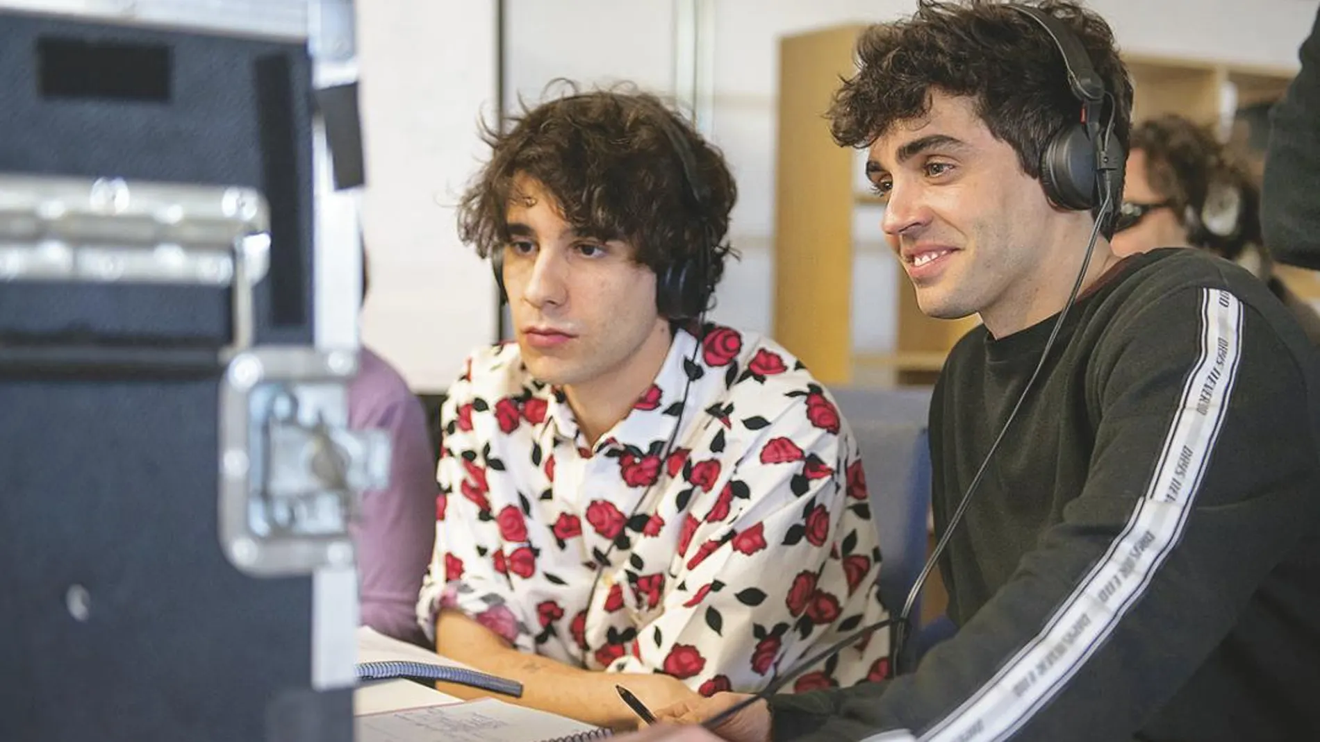 A la izquierda, Javier Calvo, a la derecha, Javier Ambrossi, creadores de la serie «Paquita Salas» / Netflix