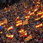 Imagen de archivo de multitud de personas asistiendo a una manifestación en Barcelona