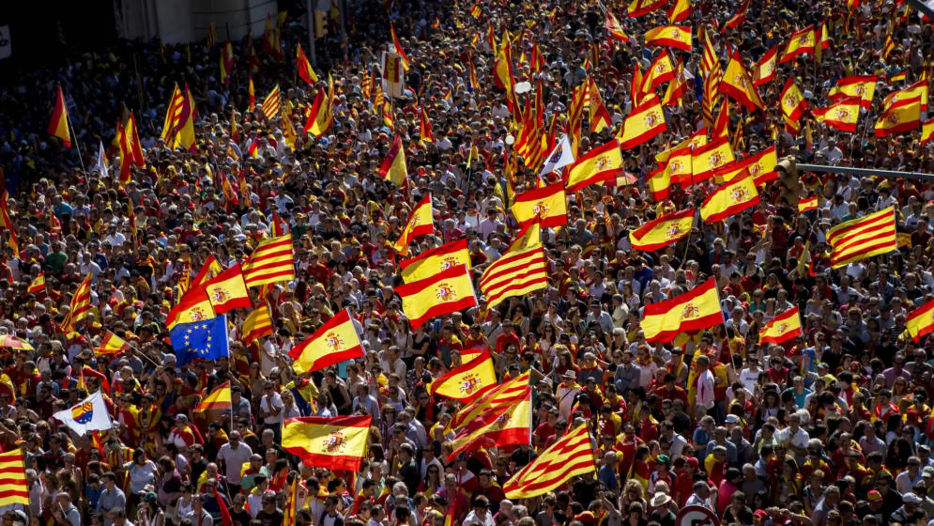 Imagen de archivo de multitud de personas asistiendo a una manifestación en Barcelona