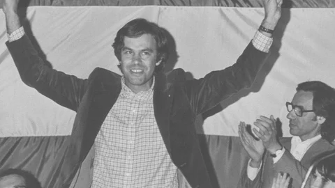 Nuevo polémica entre Iglesias y Errejón a cuenta de los símbolos: el puño en alto o la "V"victoria (o de Vendetta)
