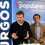 El alcalde Javier Lacalle y el secretario provincial del PP, Borja Suárez, presentan la lista