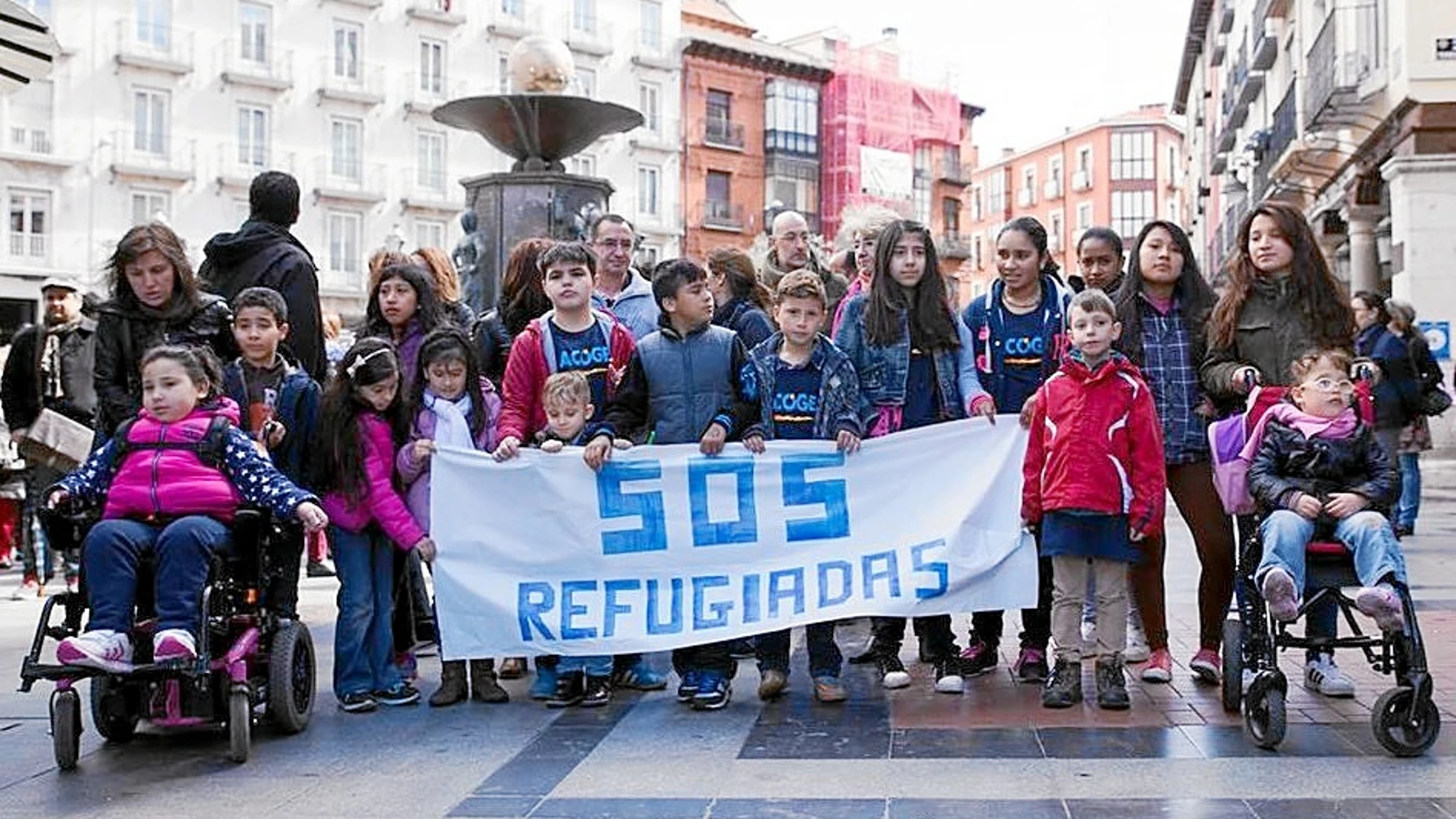 Manifestación a favor de los refugiados en la plaza de Fuente Dorada en Valladolid