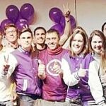 Varios integrantes del Círculo Joven de Podemos en la Comunidad de Madrid posan junto al «ideólogo» de la formación, Juan Carlos Monedero