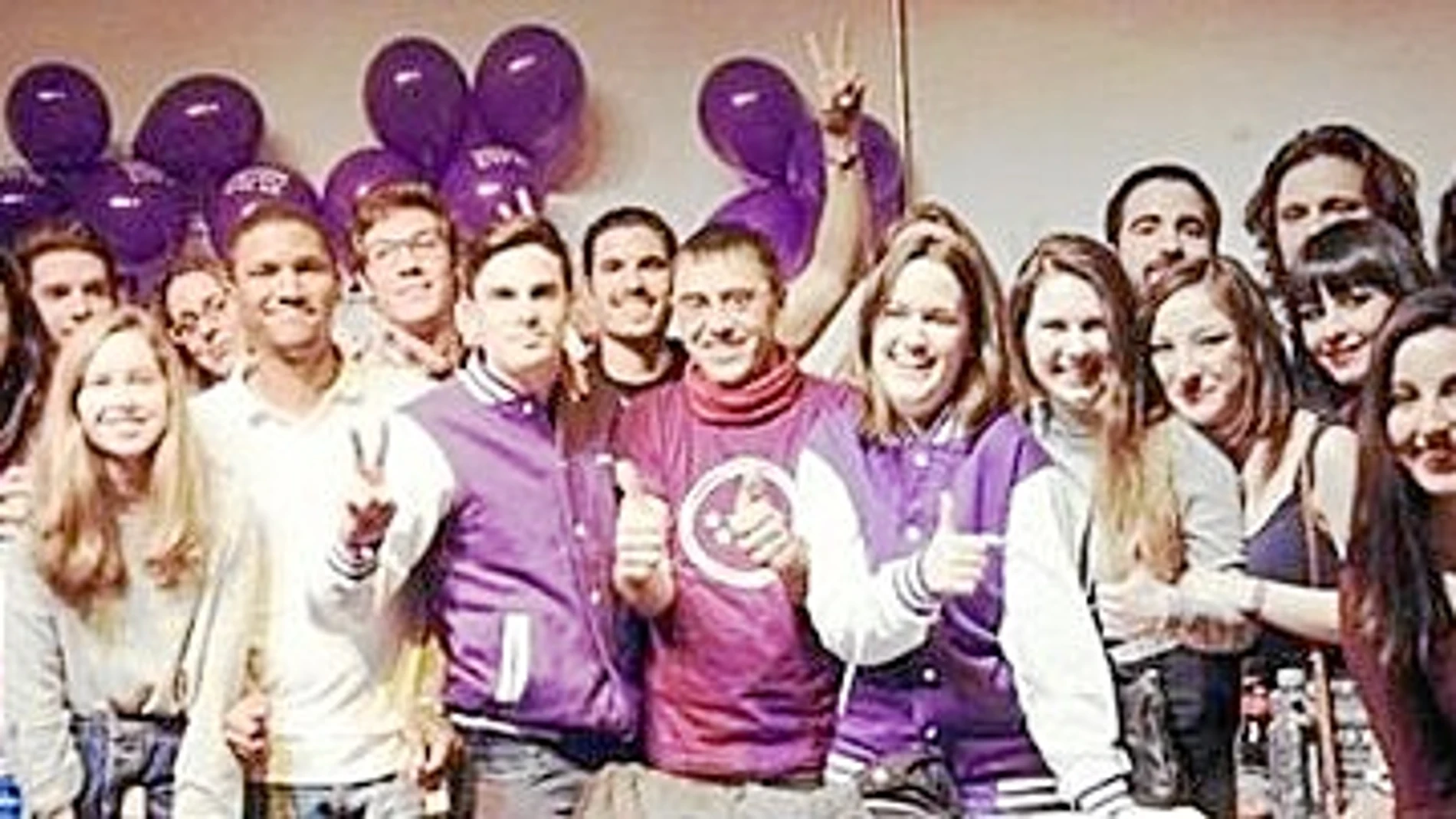 Varios integrantes del Círculo Joven de Podemos en la Comunidad de Madrid posan junto al «ideólogo» de la formación, Juan Carlos Monedero