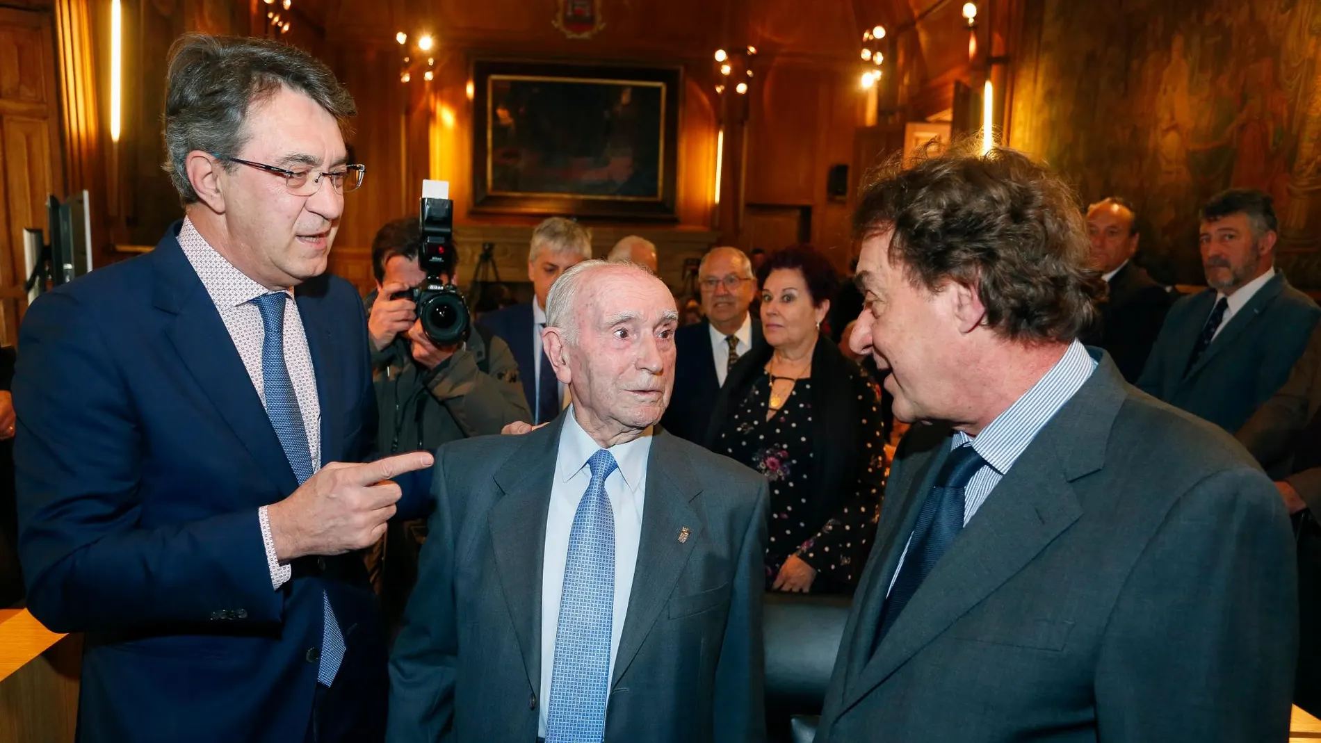 El presidente de la institución provincial, Juan Martínez Majo, junto al presidente de la Mesa de Edad de la primera corporación, Domiciano Cano y al ex presidente Javier García-Prieto