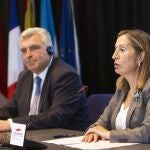 La ministra de Fomento, Ana Pastor, y el ministro francés de Transportes, Frédéric Cuvillier, durante la rueda de prensa ofrecida tras la reunión mantenida hoy en Vigo, para analizar los avances del proyecto de la Autopista del Mar Vigo-Nantes.