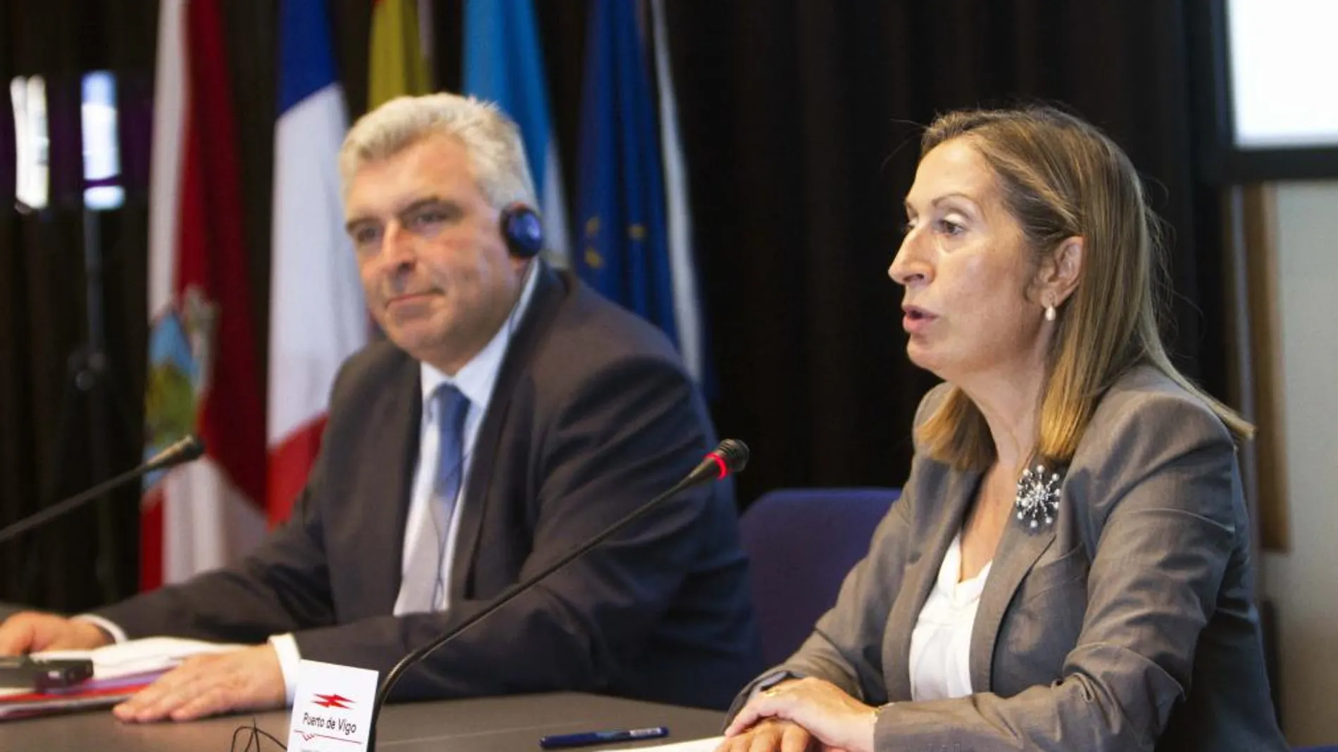 La ministra de Fomento, Ana Pastor, y el ministro francés de Transportes, Frédéric Cuvillier, durante la rueda de prensa ofrecida tras la reunión mantenida hoy en Vigo, para analizar los avances del proyecto de la Autopista del Mar Vigo-Nantes.