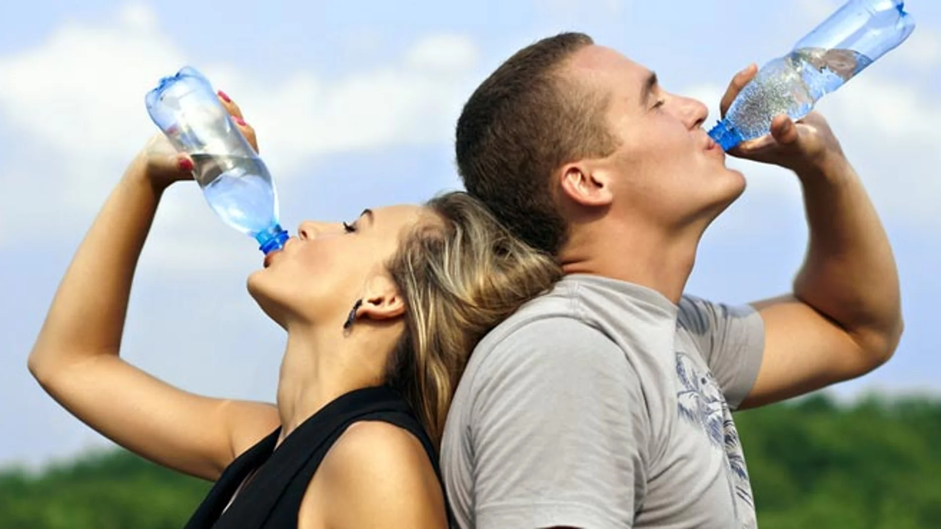 Se ha calculado que las necesidades de hidratación de una persona haciendo deporte moderado al sol son de un litro de agua por cada hora de esfuerzo