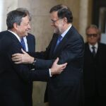 El presidente del Gobierno, Mariano Rajoy, saluda al presidente del Banco Central Europeo (BCE), Mario Draghi