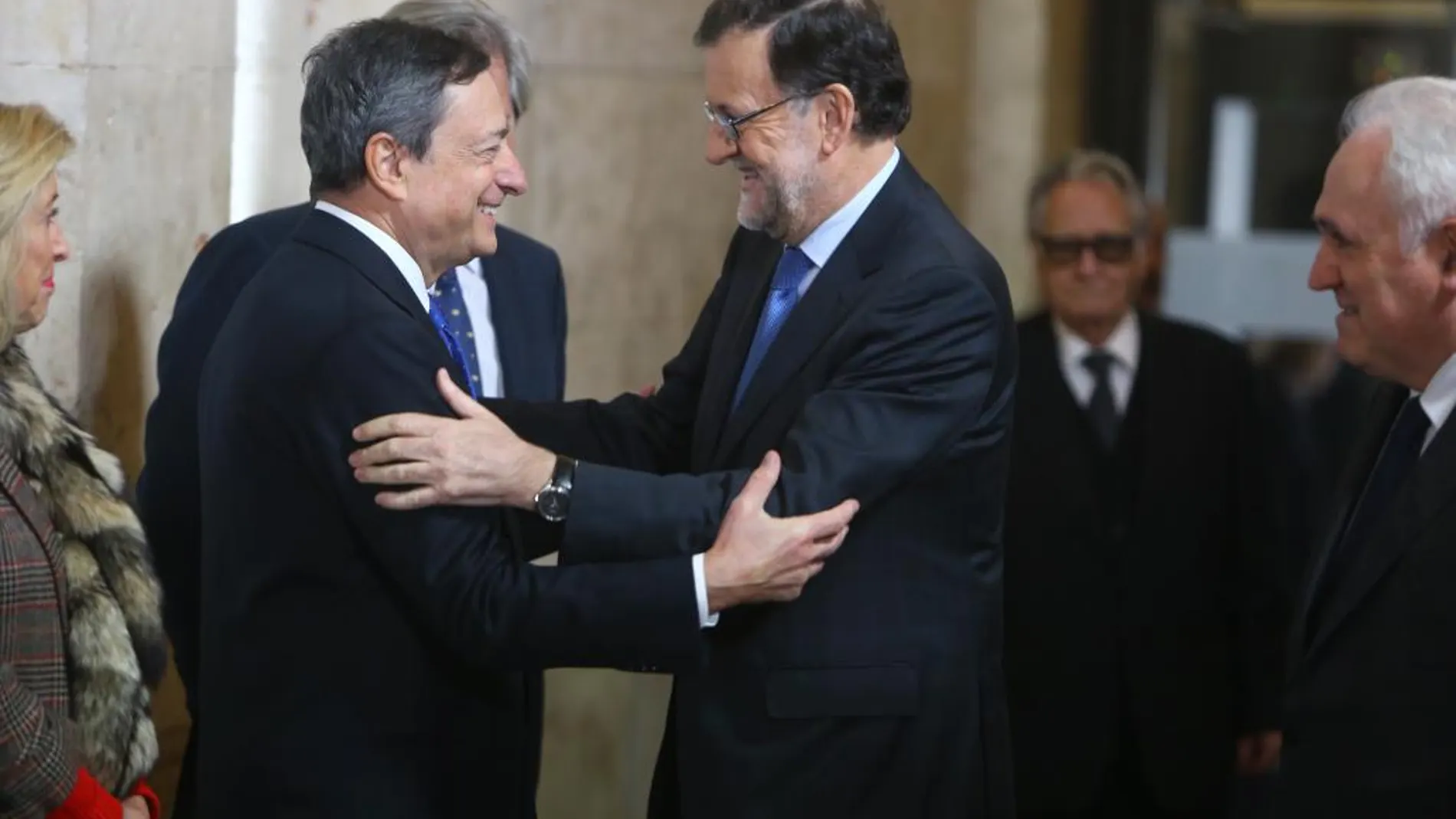 El presidente del Gobierno, Mariano Rajoy, saluda al presidente del Banco Central Europeo (BCE), Mario Draghi