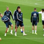 Bale y Benzema, ayer en Valdedebas. De su puntería depende el futuro del entrenador del Madrid