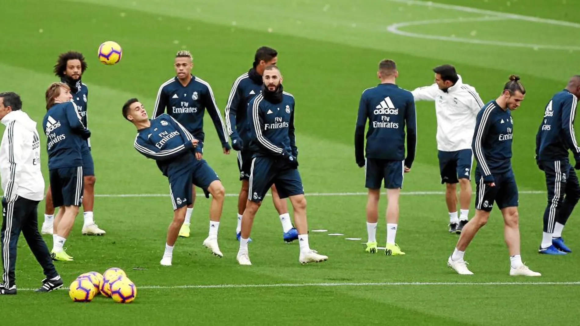 Bale y Benzema, ayer en Valdedebas. De su puntería depende el futuro del entrenador del Madrid