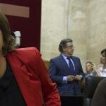 La consejera de Fomento y Vivienda, Elena Cortes (i), de IU, junto a la de Hacienda, Carmen Martínez Aguayo, del PSOE, en la votación de la ley andaluza.