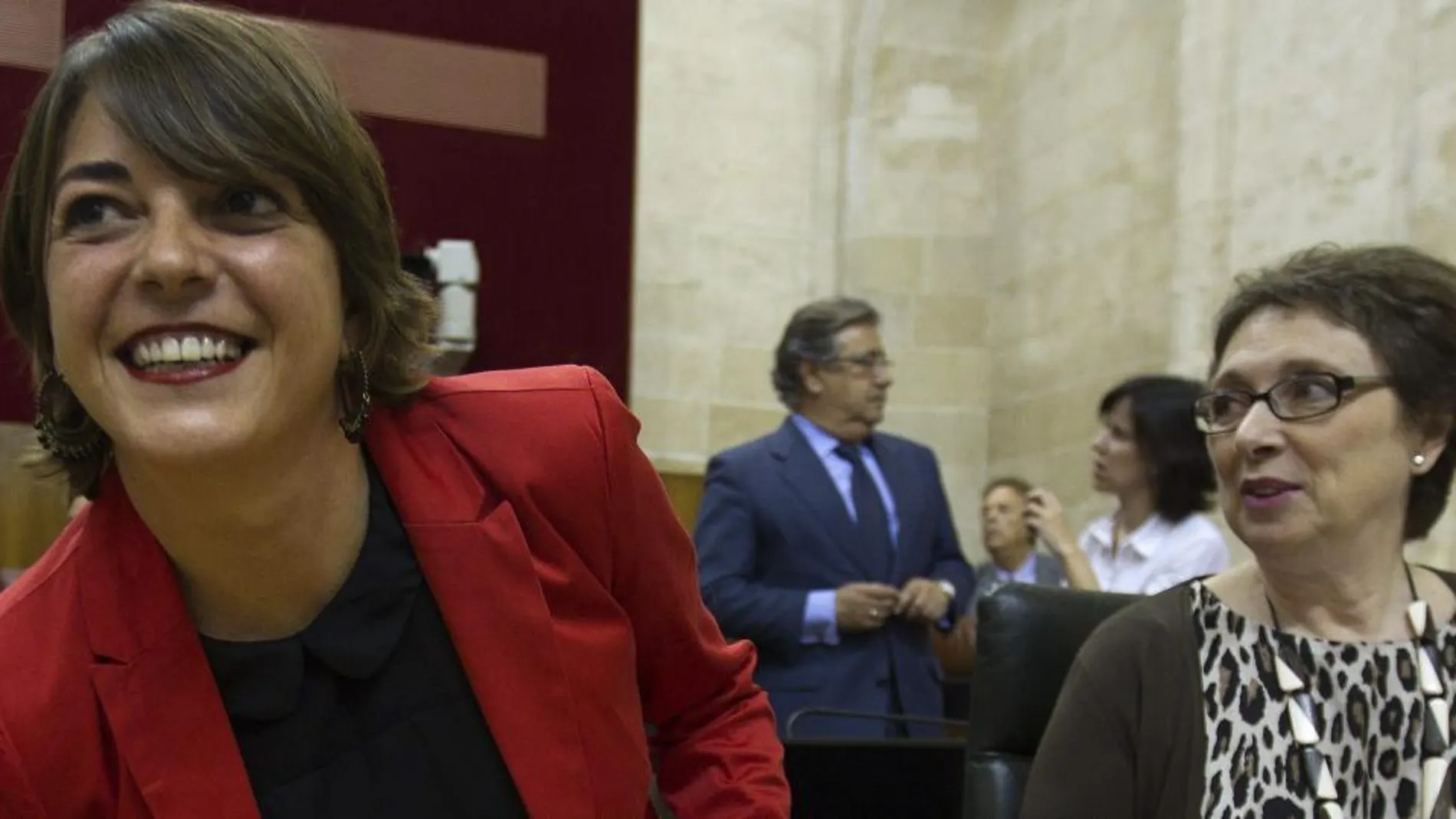 La consejera de Fomento y Vivienda, Elena Cortes (i), de IU, junto a la de Hacienda, Carmen Martínez Aguayo, del PSOE, en la votación de la ley andaluza.