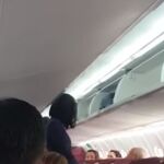 La azafata junto al agresor en el vuelo de Binter
