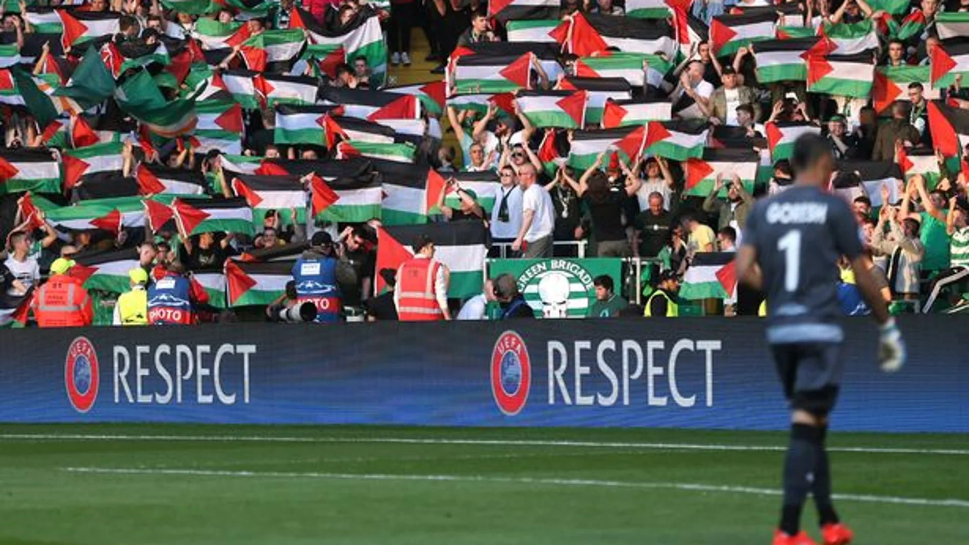 Banderas palestinas en el estadio del Celtic de Glasgow