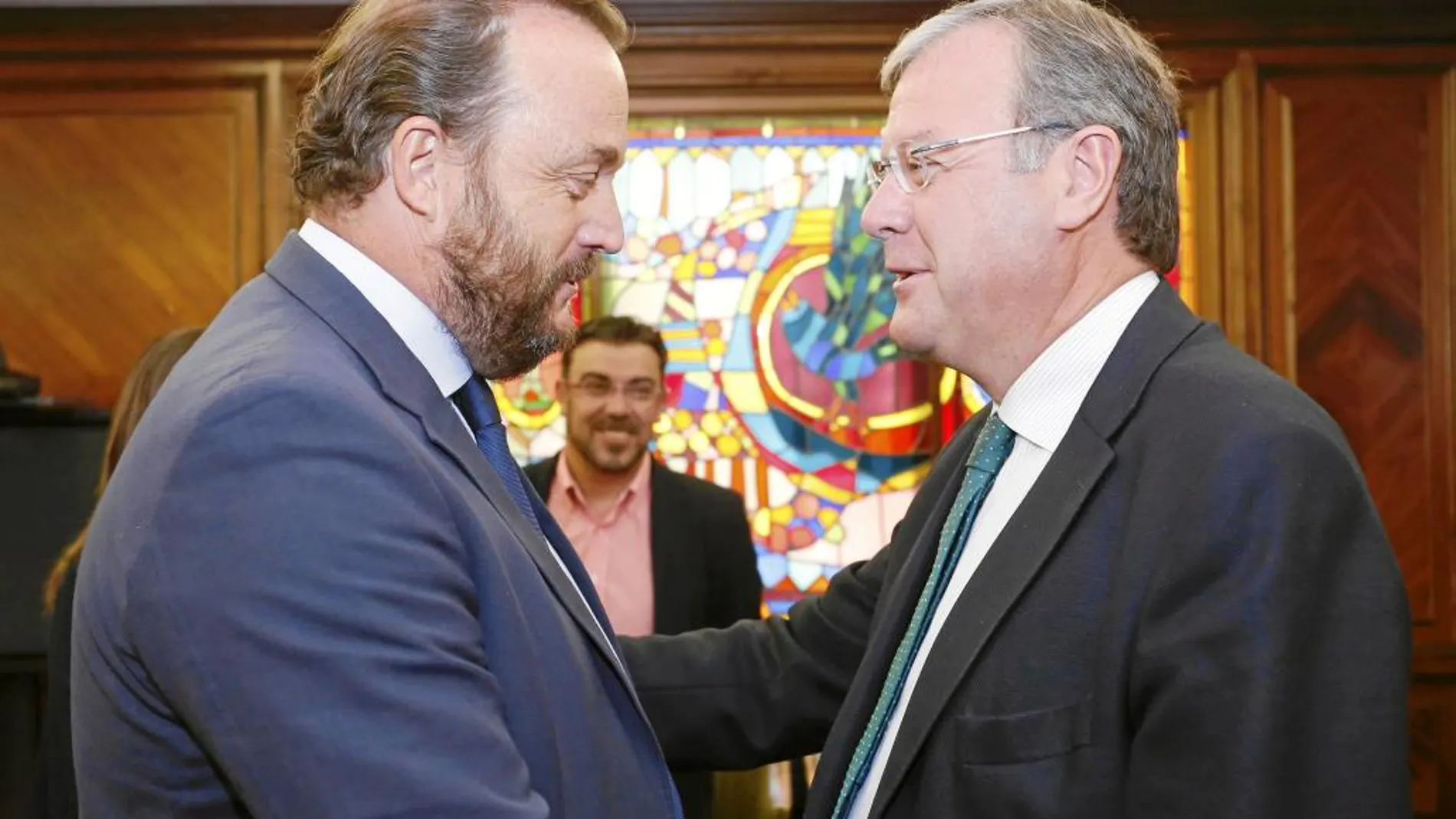 El alcalde de León, Antonio Silván, momentos antes de firmar el acuerdo con Bosco Torremocha, de Febe
