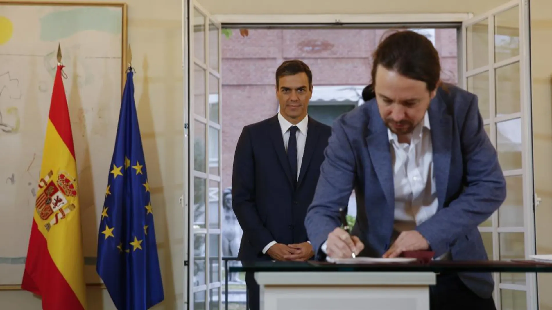 El presidente del Gobierno, Pedro Sánchez (izda), y el secretario general de Podemos, Pablo Iglesias, han firmado hoy en el Palacio de la Moncloa el acuerdo sobre el proyecto de ley de presupuestos para 2019. Foto: Javier Fdez-Largo