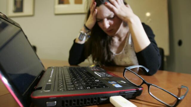 Una mujer se echa las manos a la cabeza