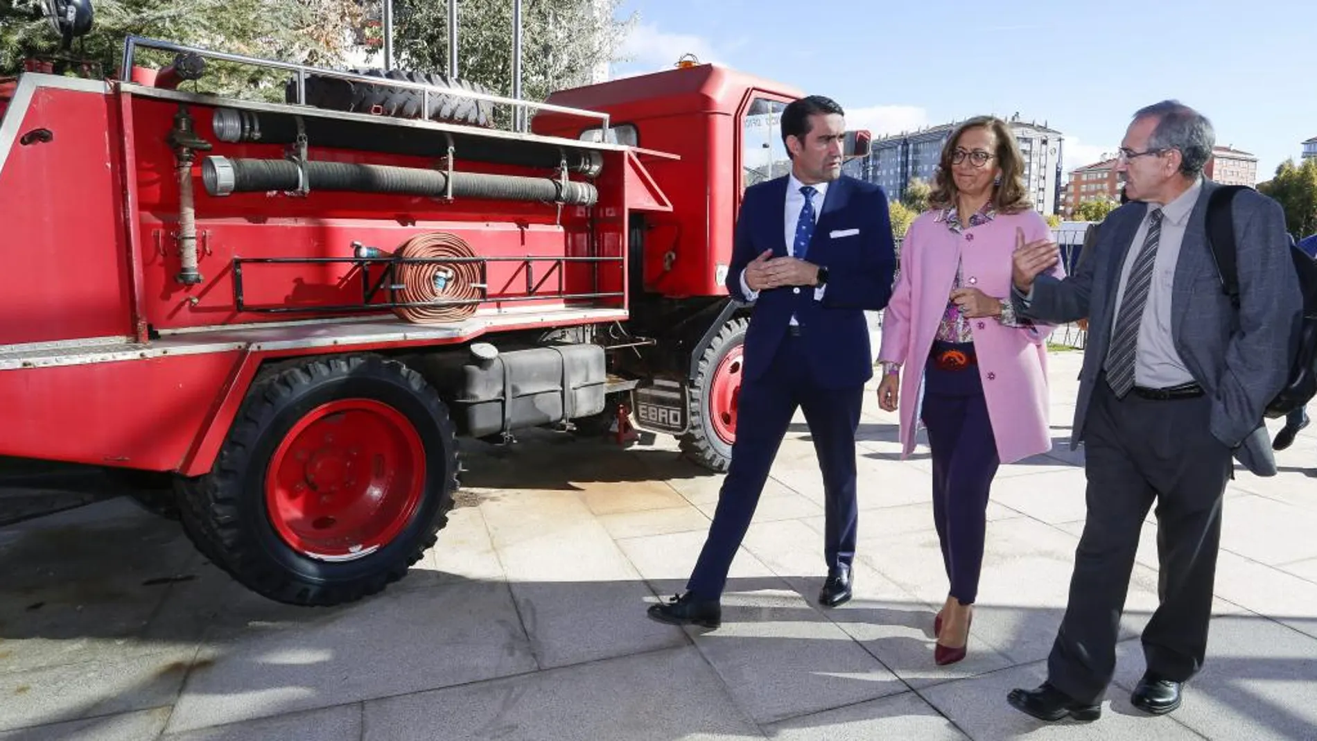 El consejero de Fomento y Medio Ambiente de la Junta, Juan Carlos Suárez-Quiñones, asiste al curso sobre Iincendios forestales en el Centro del Fuego de León. Le acompañan la fiscal superior de Castilla y León, Lourdes Rodríguez y el fiscal coordinador de Medio Ambiente, Antonio Mercher