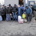 Prisioneros del Ejército ucraniano esperan en la frontera con la región de Donetsk para su liberación